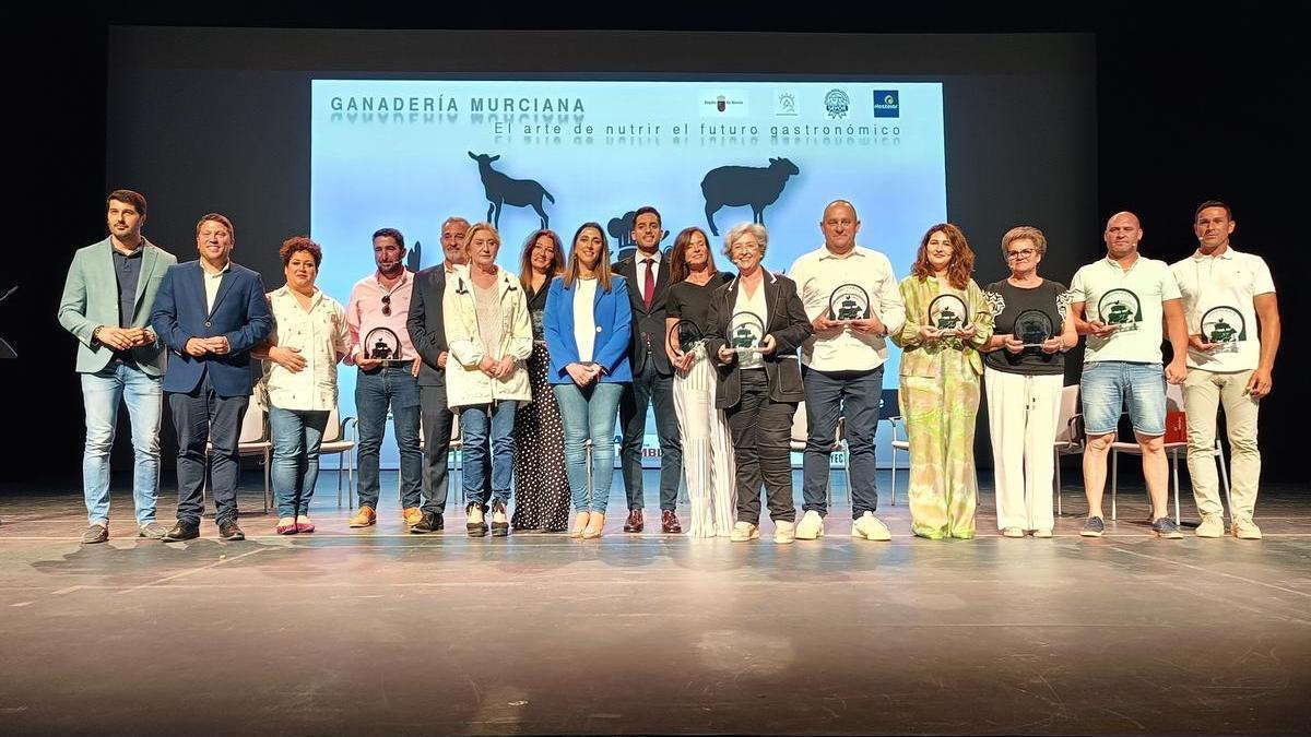 Sara Rubira y Ángel Meca junto a participantes y ponentes en la jornada