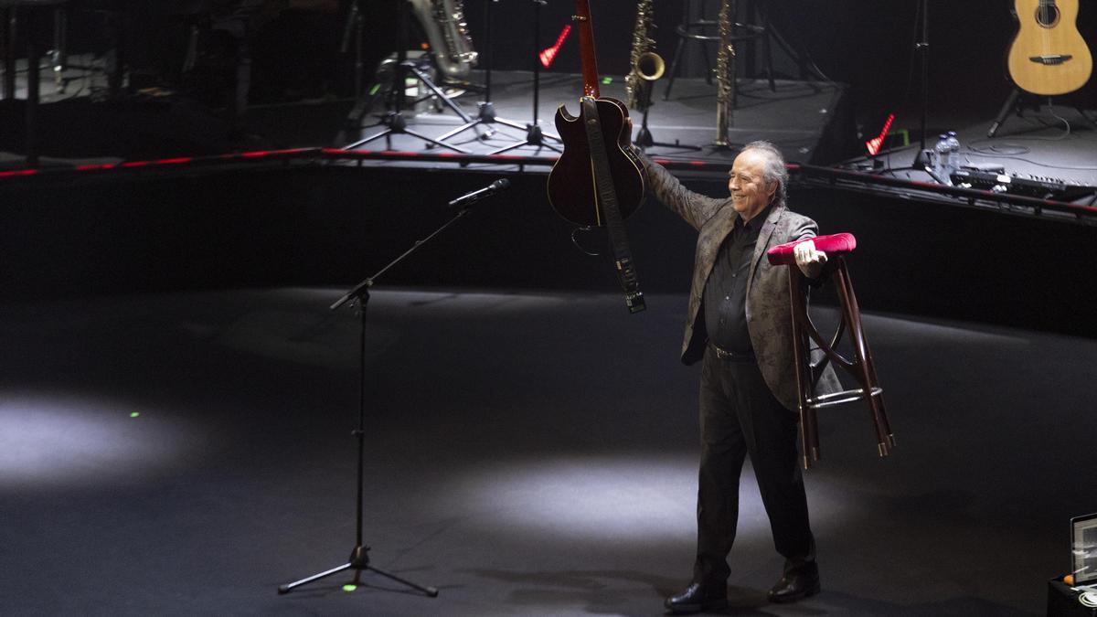 Barcelona 23/12/2022 Icult. Último concierto de la gira 'El vicio de cantar. Serrat 1965-2022' de Joan Manuel Serrat en el Palau Sant Jordi y que pone fin a su carrera En la foto, Serrat se despide del público después de interpretar la última canción ‘La Guitarra’ Foto de Ferran Nadeu