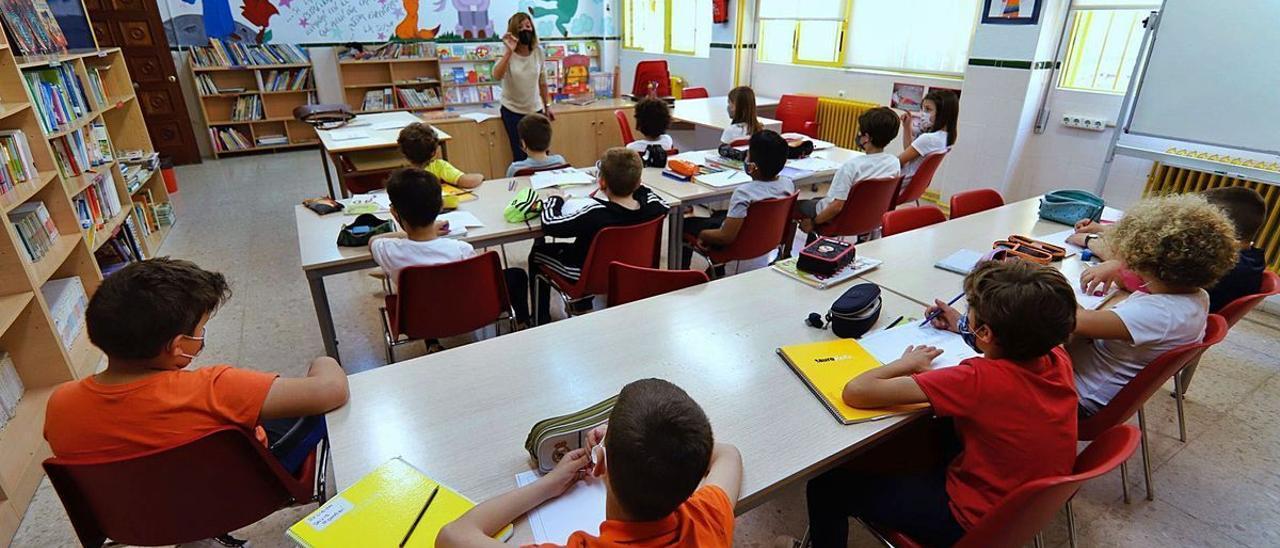 Una maestra imparte clase a sus alumnos en un colegio de Murcia.