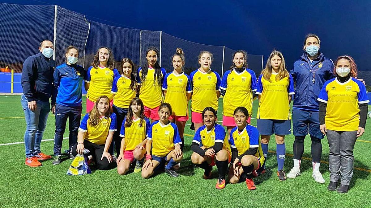 Las chicas del femenino, con entrenadores y la alcaldesa.  | A.B.