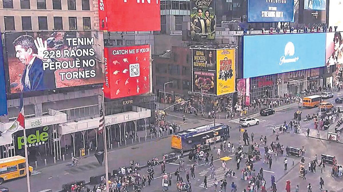 Una pantalla gegant en Times Square demana a Mazón no tornar a València per la gestió de dana