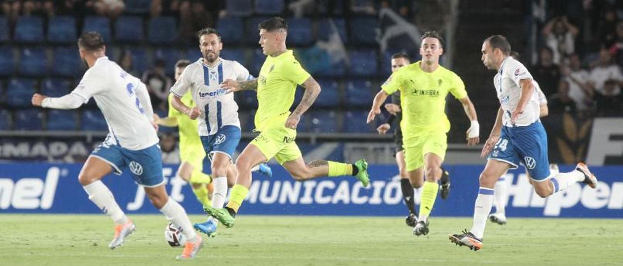 Zarfino se dispone a dar un pase en el partido del pasado viernes en Tenerife. | Área 11