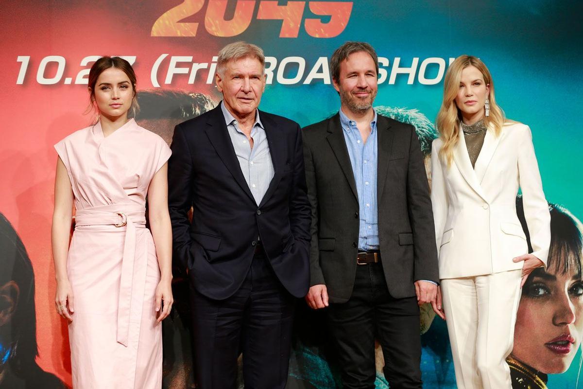 Ana de Armas junto al equipo de 'Blade Runner 2049' en Tokio