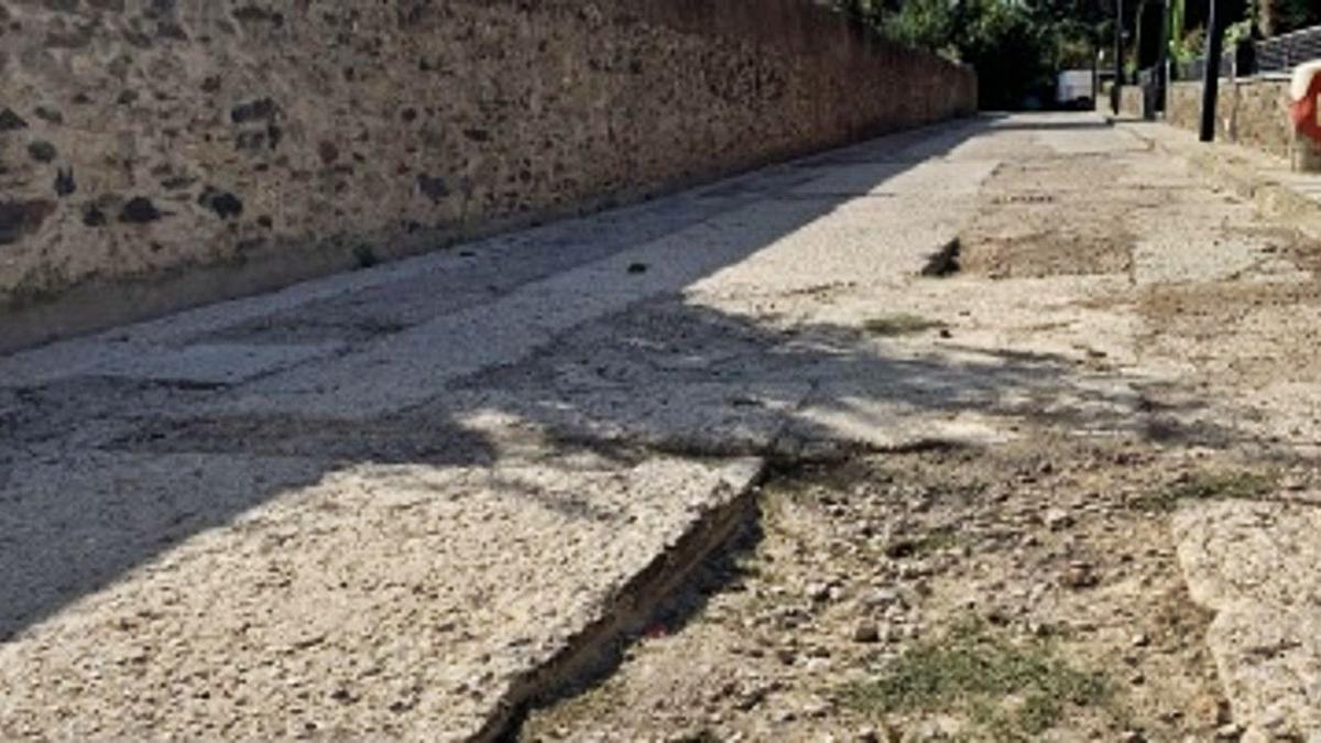 El carrer Cadí de Llívia amb trams de ferm malmesos pel desgast i l’erosió | AJ LLÍVIA