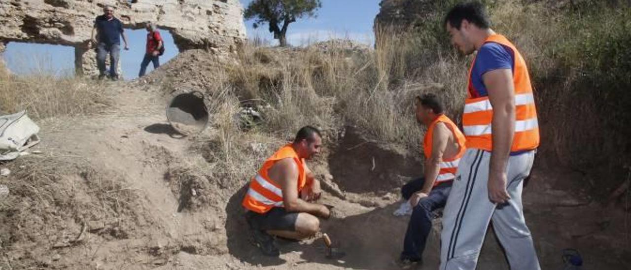 Los arqueólogos constatan un expolio continuado en las ruinas del castillo de Corbera