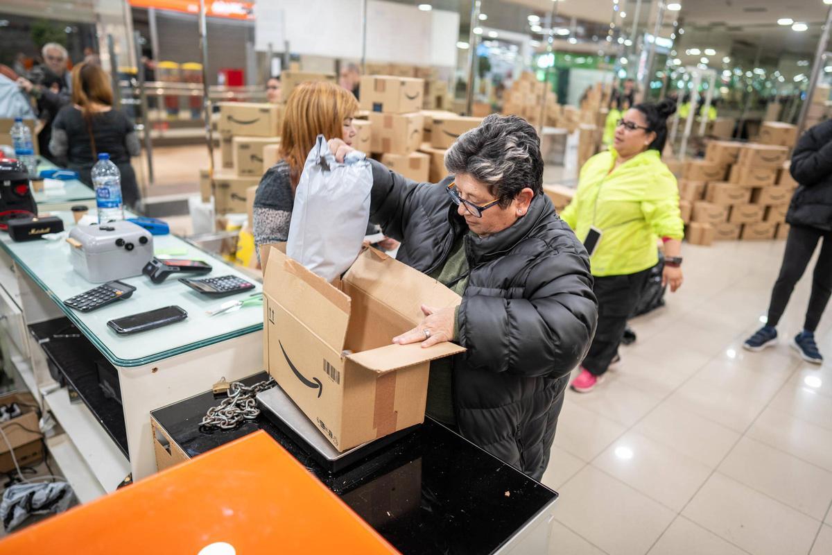 Consuelo, extrayendo el paquete que contenía unas zapatillas, uno de los productos que incluía su 'caja sorpresa'