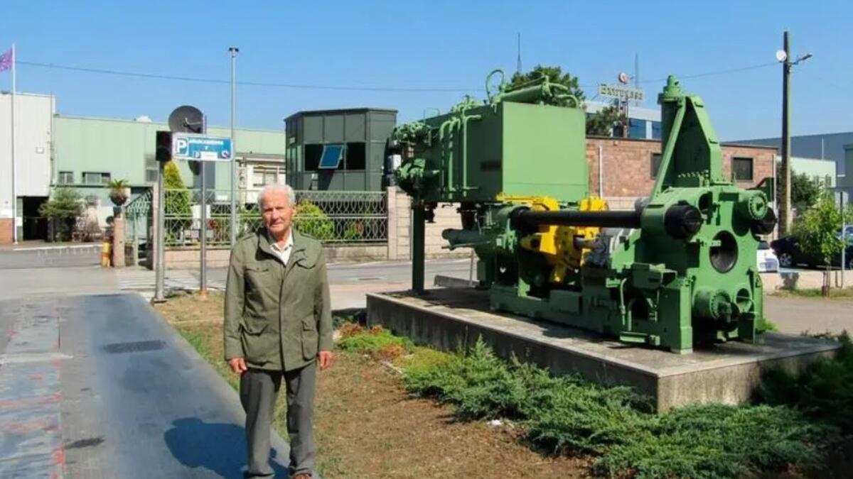 El fundador del Grupo Quintá, Andrés Quintá, posa frente a su fábrica de Extrugada en Valga