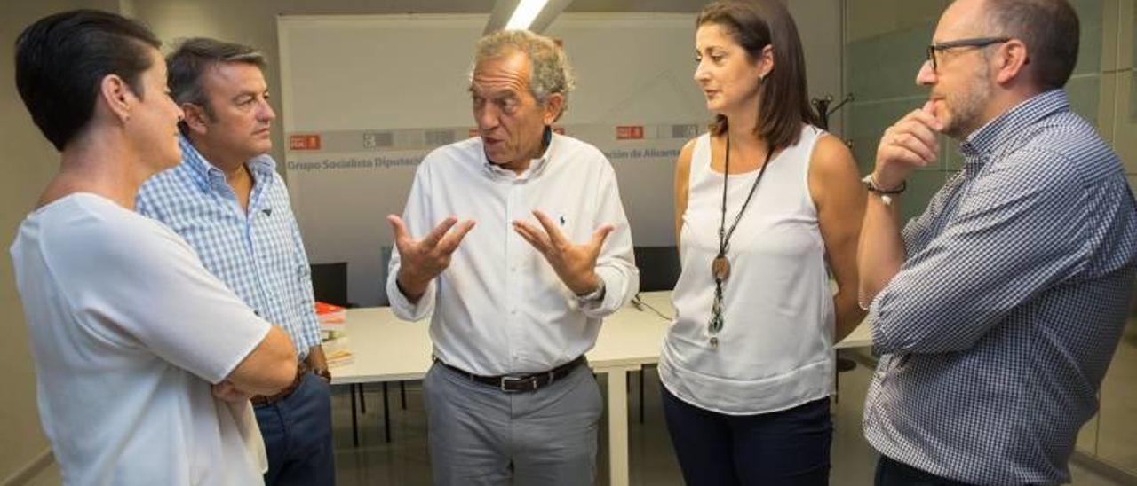 El secretario autonómico de Educación, Miguel Soler, entre diputados socialistas, ayer en Alicante