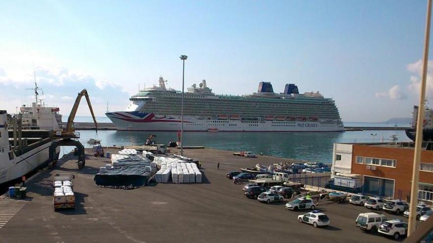 El crucero Brittania ha amarrado hoy en Alicante con 5.000 personas a bordo