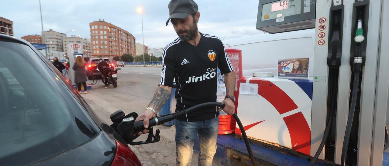 La subida del combustible es uno de los efectos de la inflación que más notan los castellonenses.