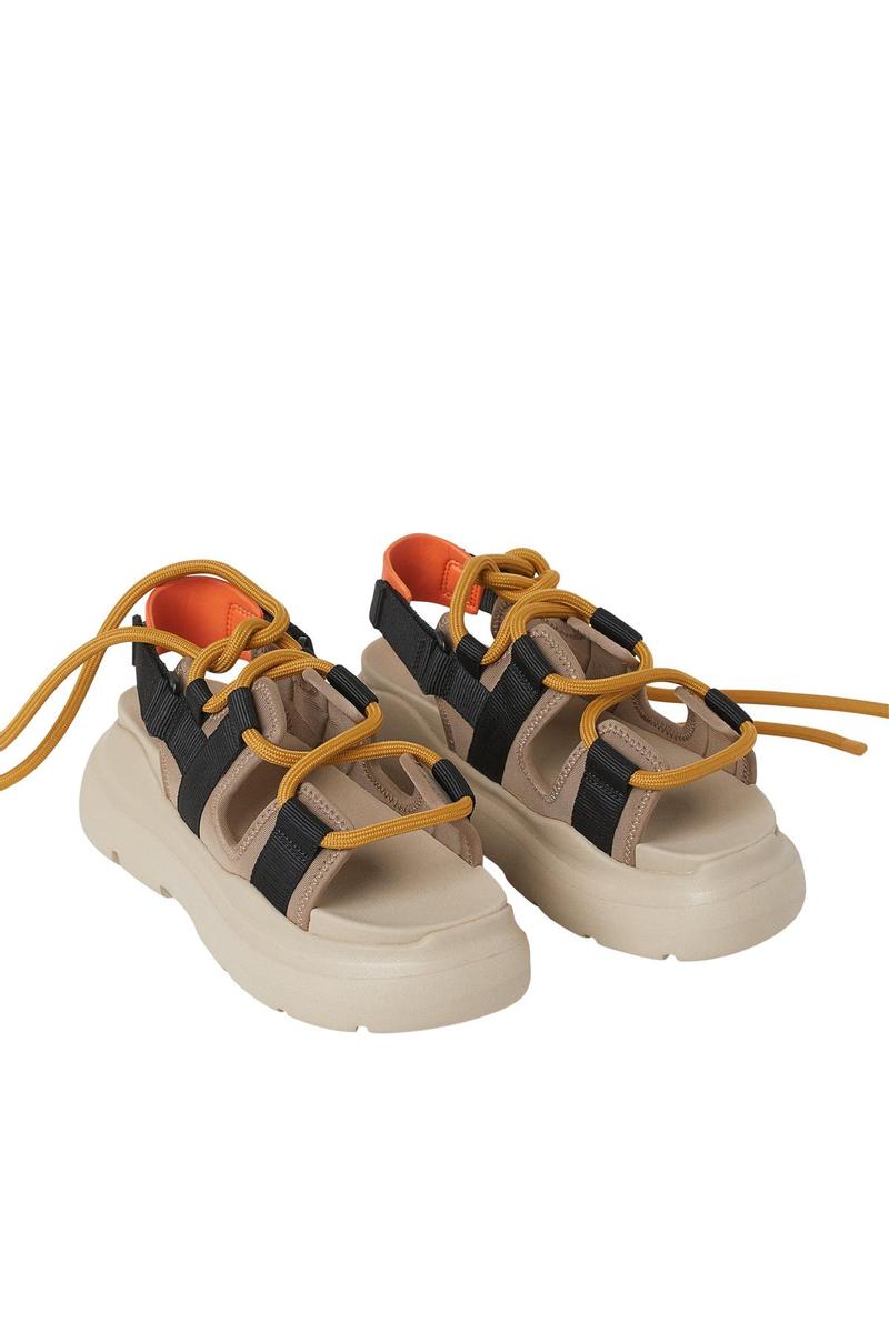Sandalias con suela gruesa, de H&amp;M Innovation Colour Story (79,99 euros)