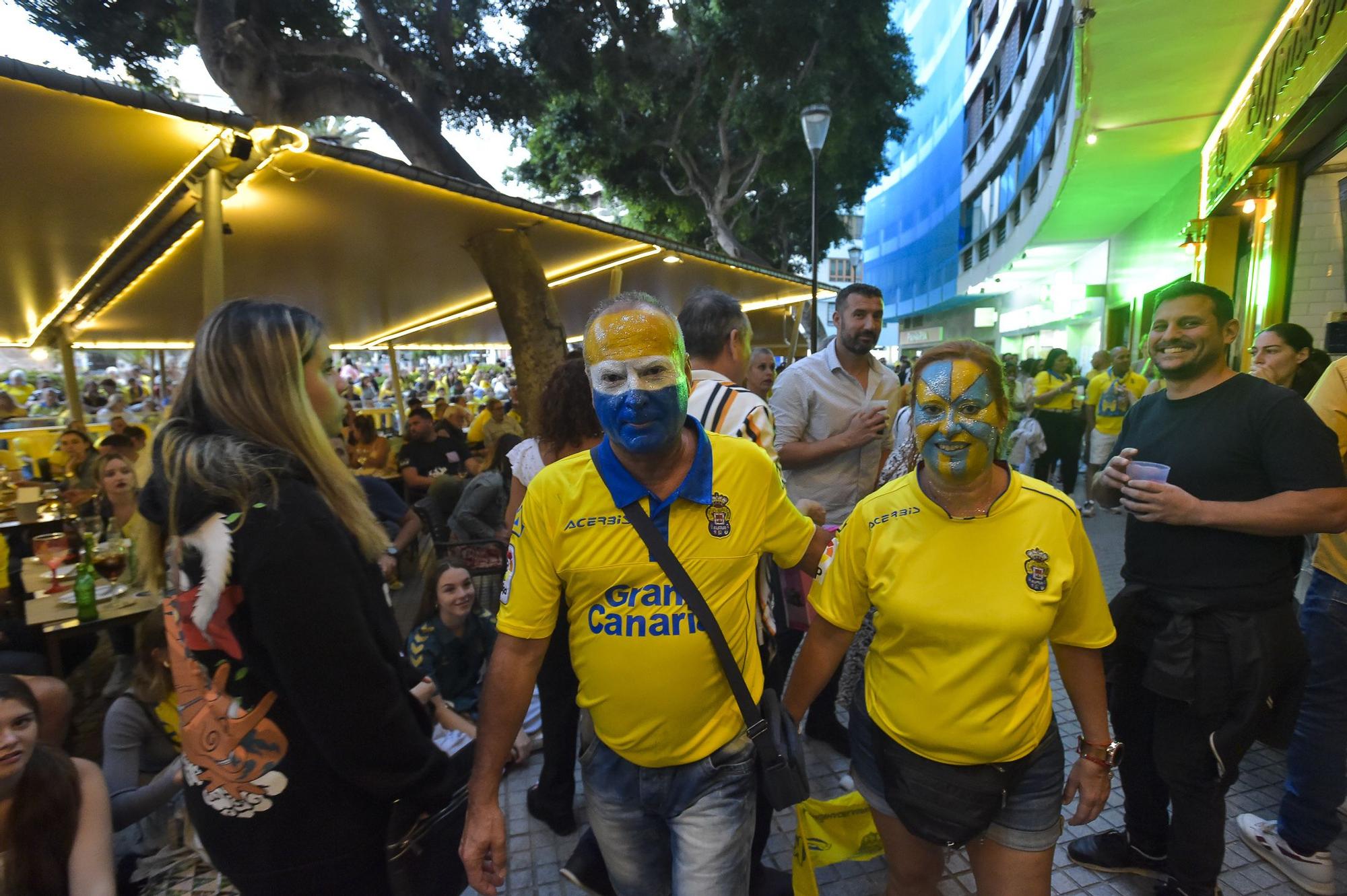 Ambiente en las terrazas de la Plaza de España durante el partido