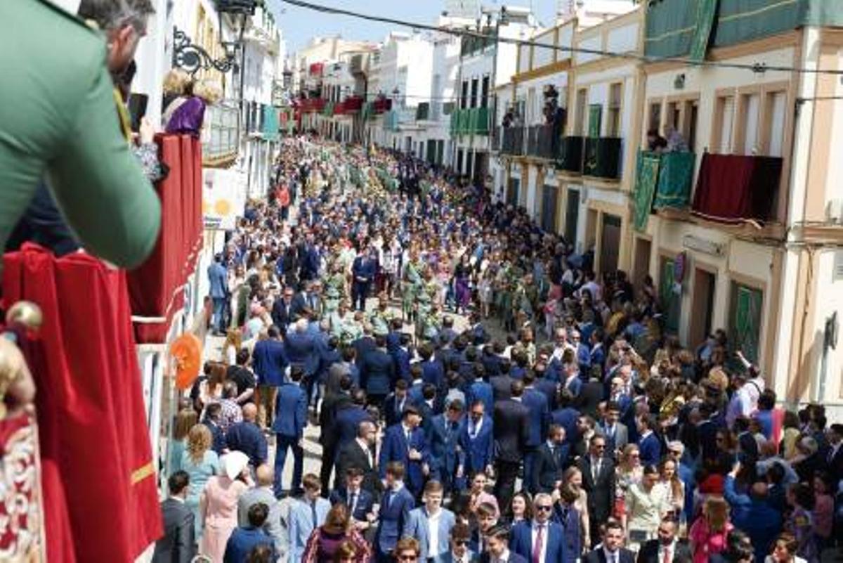 Una muchedumbre acompañó a La Legión en su desfile en la mañana del Viernes Santo de 2022 en Alcalá del Río