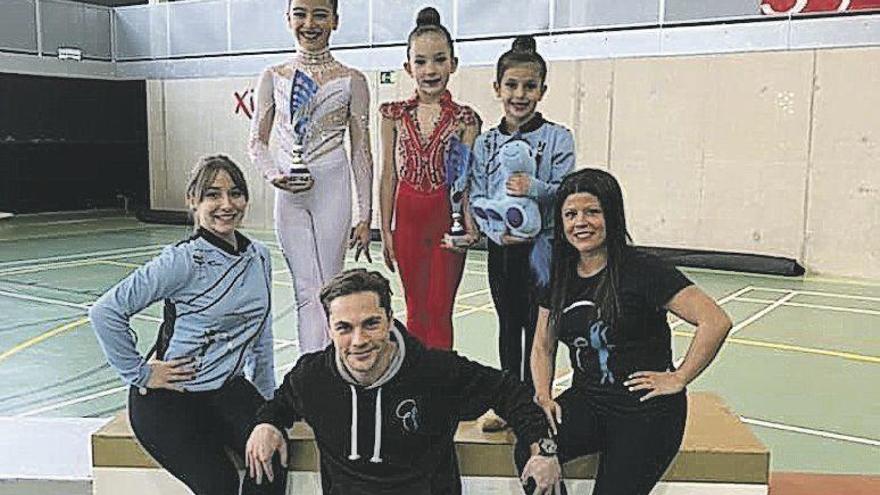 Las niñas Alba Rodríguez, Alba González y Noa Alonso con sus técnicos Alena Hóvarth, Alejandro Amigo y Lorena Antuña.