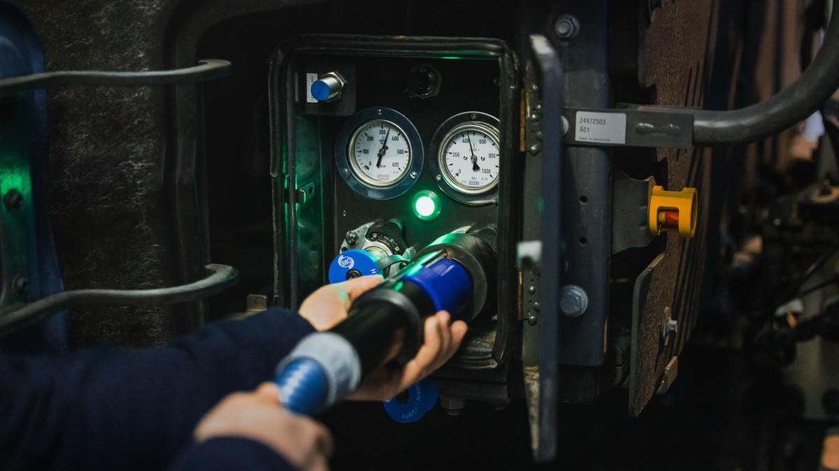 Recarga del camión de hidrógeno de Volvo