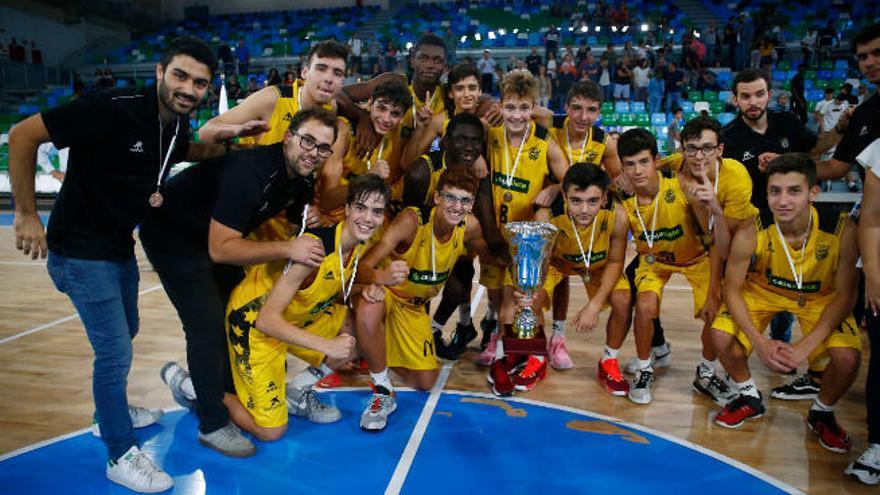 El Canarias Cajasiete posa con su trofeo de campeón.