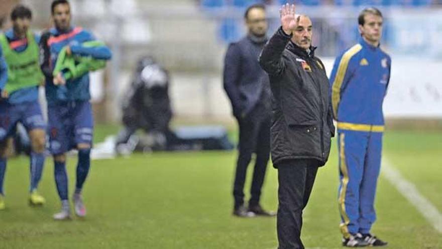 Albert Ferrer da instrucciones a sus jugadores ayer en Mendizorroza.