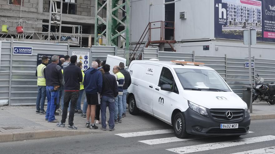 Homicidios toma declaración a los obreros y compañeros de Ana, la mujer que murió en un edificio en construcción