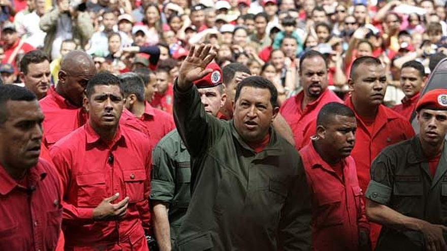 El presidente de Venezuela, Hugo Chávez  saluda a su llegada al Liceo Manuel Palacio Fajardo para emitir su voto