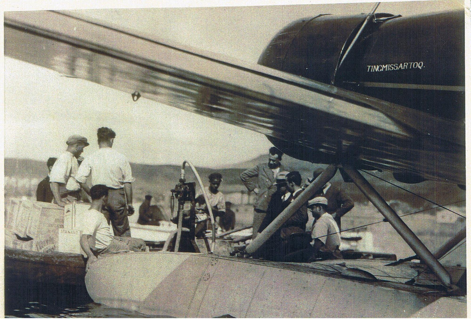 Charles Lindbergh junto a su hidroavión en Gran Canaria