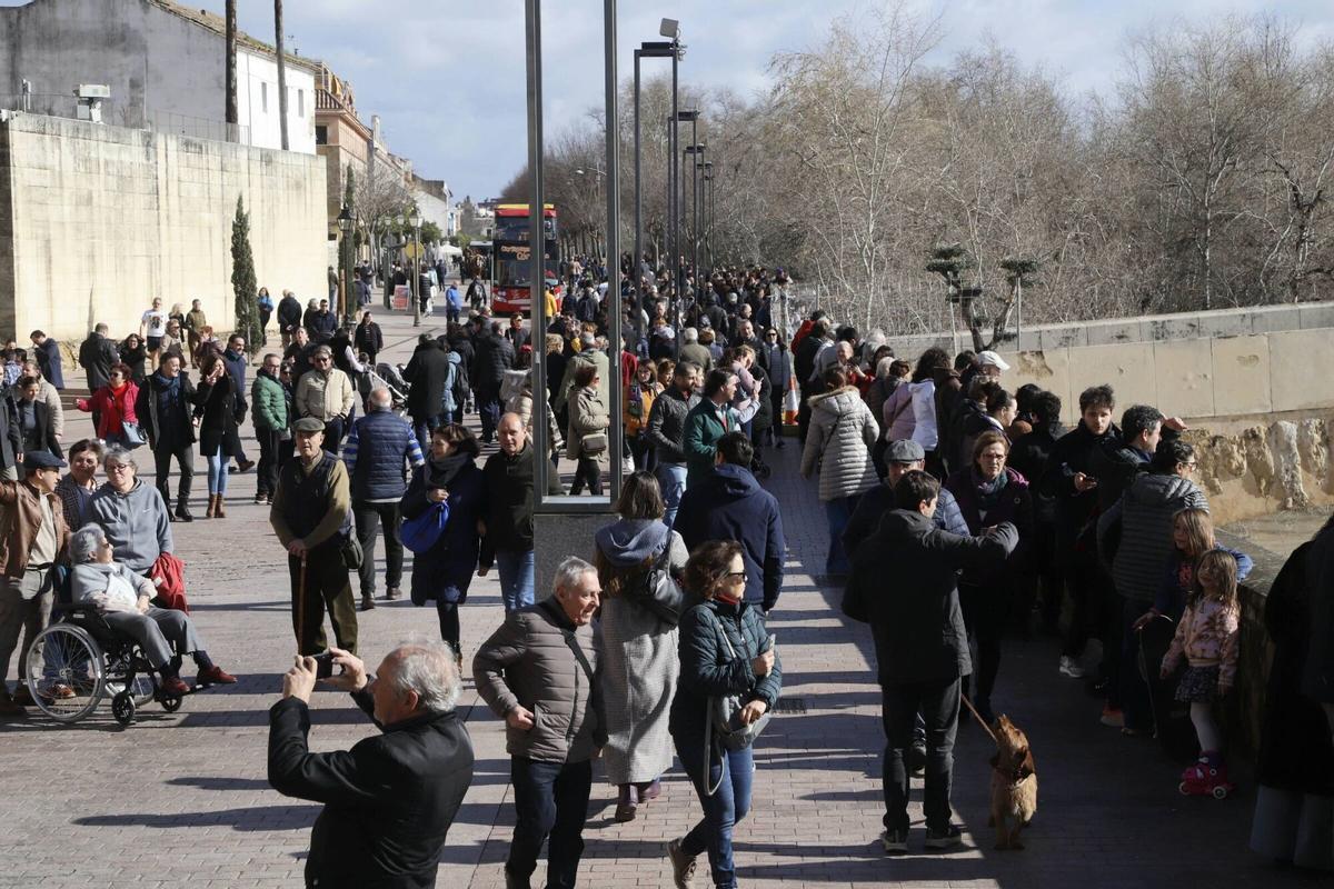 Los cordobeses disfrutan del sol al aire libre tras multitud de días de lluvia intensa