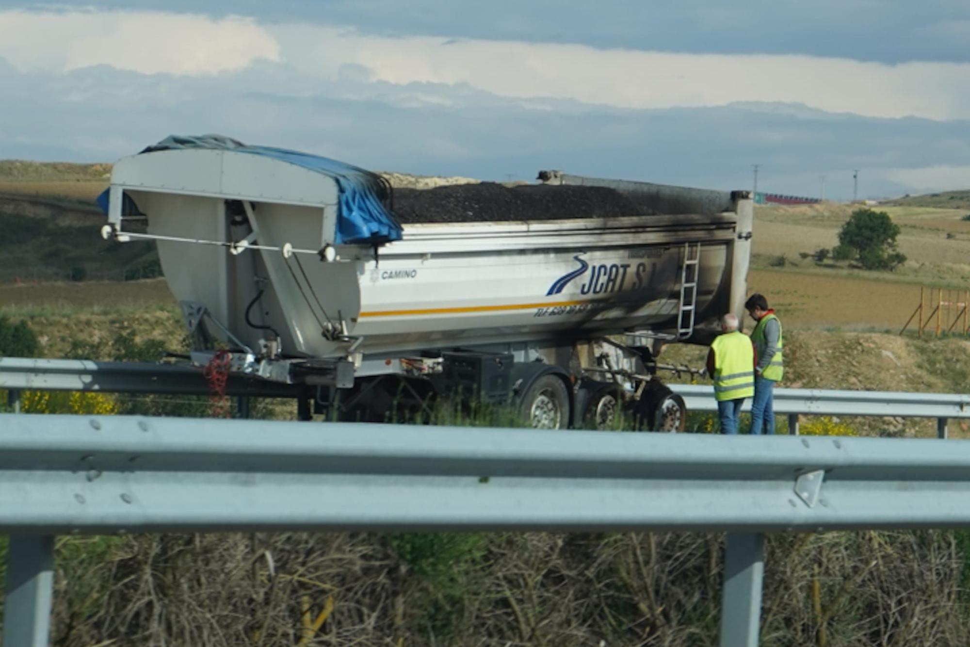 Un camión comienza a arder por las ruedas en Corrales del Vino