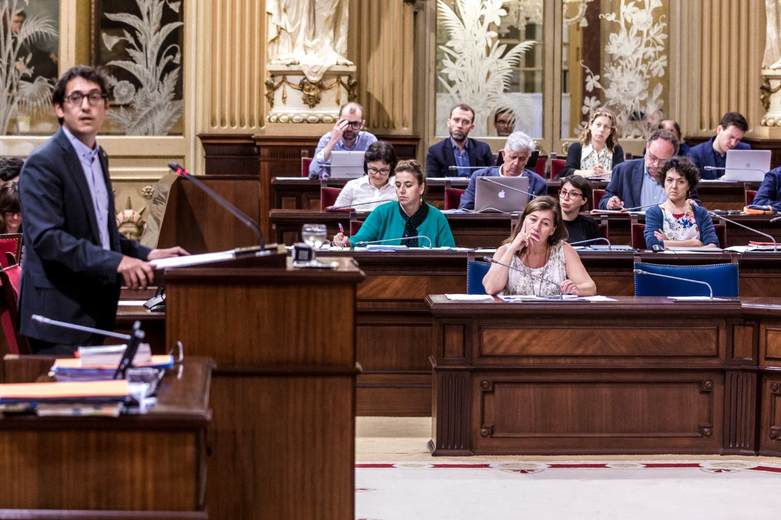 Debate de la Ley Turística en el Parlament