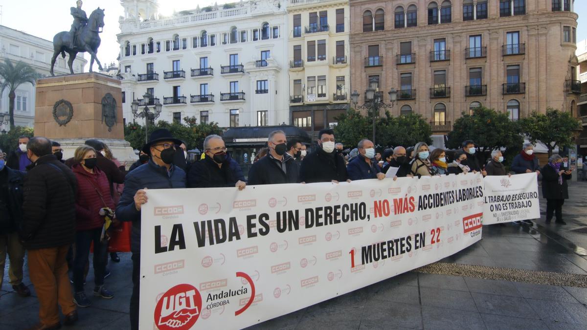 UGT y CCOO se concentran en denuncia de la primera muerte por accidente ...