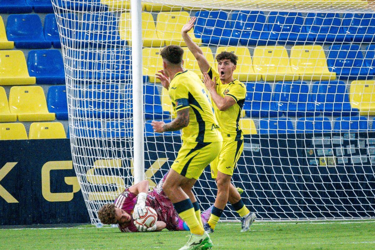 Westerveld atrpa un balón ante dos jugadores del Villarreal.