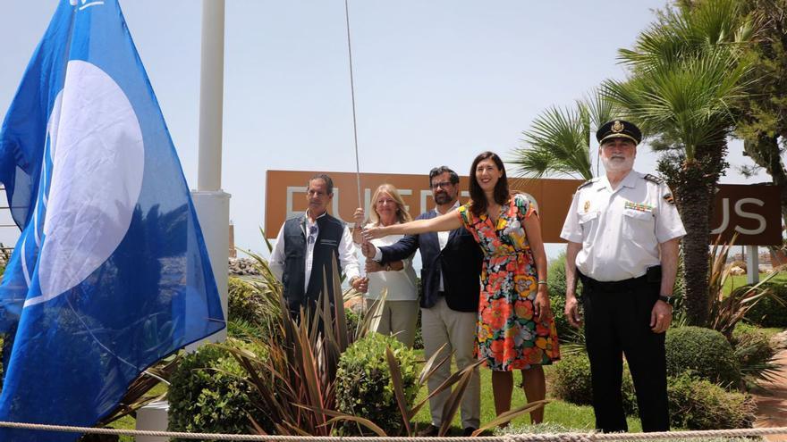 Un momento de la izada, ayer, de la bandera azul en Puerto Banús. | L.O.