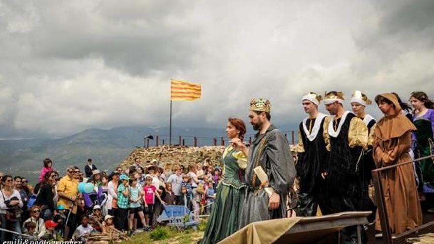 La Festa del Castell de Llívia reuneix bona part dels veïns al turó