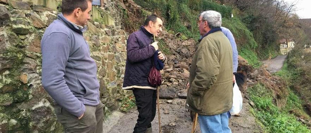 De izquierda a derecha, Tino Díaz, Marcelino Alonso y Pepe Fernández, ayer, en el lugar del suceso.