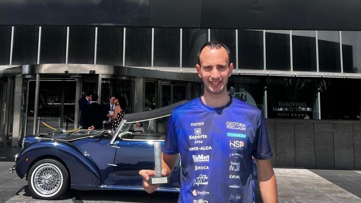 Ángel López Amor posa con el trofeo de ganador de la subida vertical al Eurostars Madrid Tower