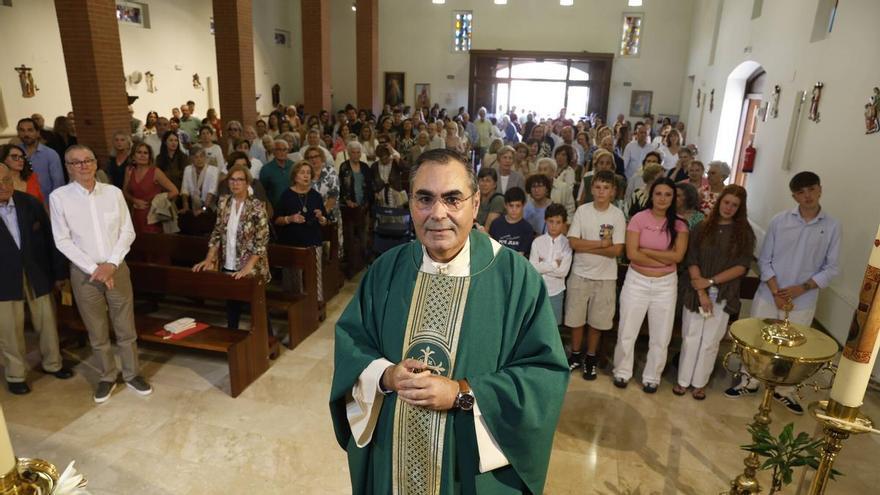 El sacerdote Andrés Fernández se despide de la parroquia de Viesques entre regalos y dejando un legado "de empatía y cariño" : “Nos volveremos a ver con el ascenso del Sporting”