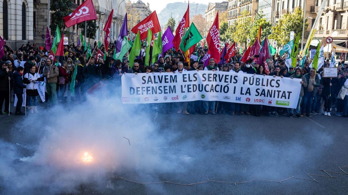 Momento de la manifestación conjunta de trabajadores de la educación y sanidad, este miércoles en Barcelona.