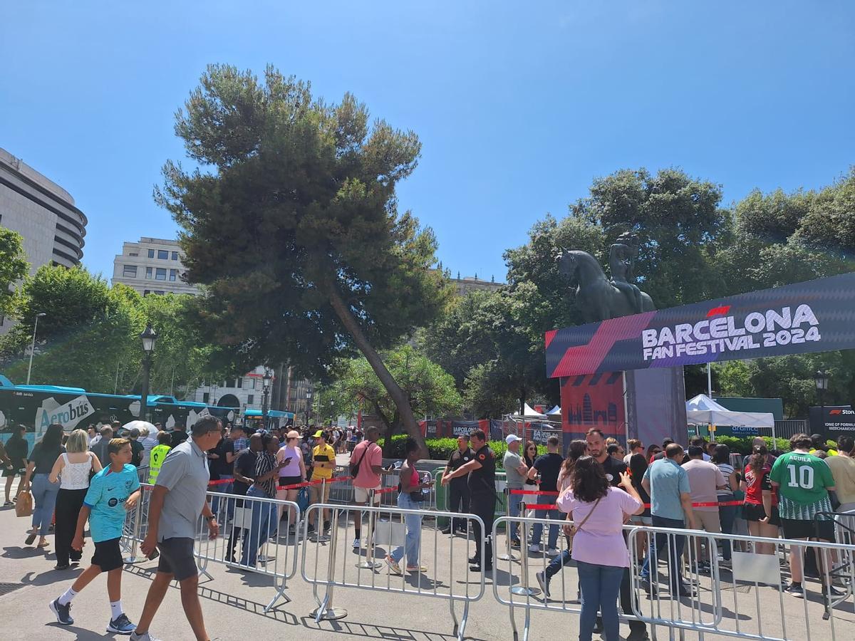 Colas en la Fan Zone de plaza Catalunya