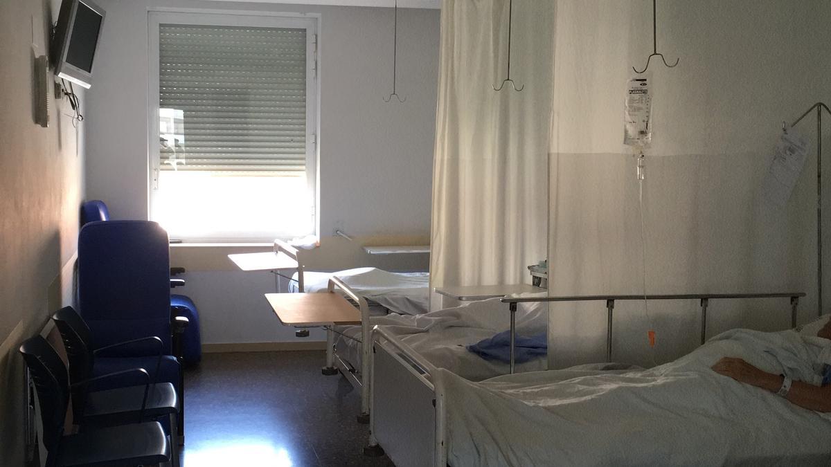 Una habitación del Hospital Clínico con tres pacientes en uno de los veranos prepandemia.