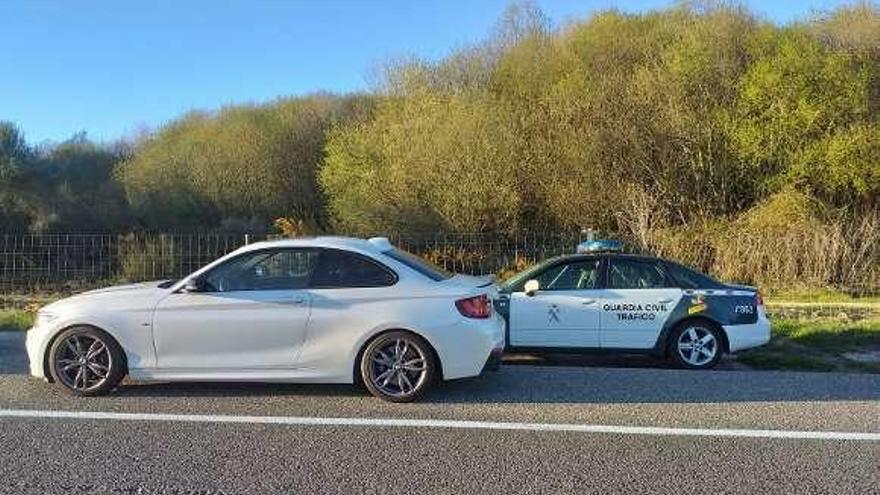 El BMW interceptado en el control de Tráfico. // FdV