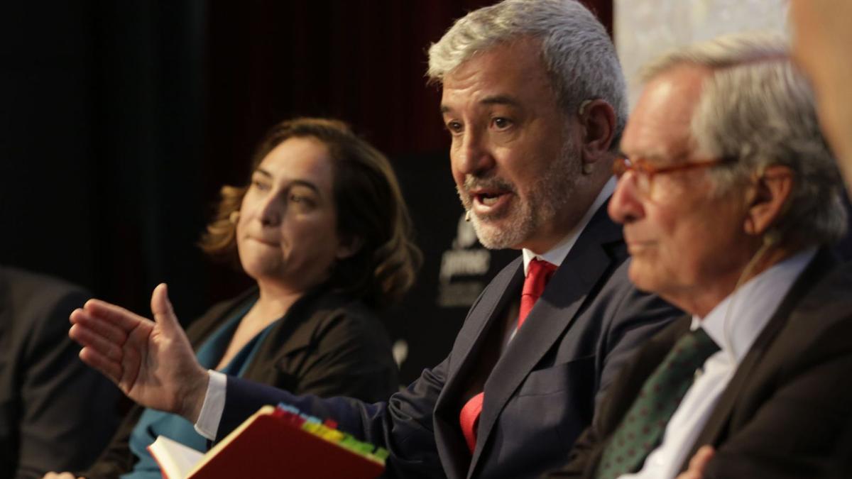 Jaume Collboni, entre Ada Colau i Xavier Trias,  en un debat empresarial celebrat l’any passat. | RICARD CUGAT