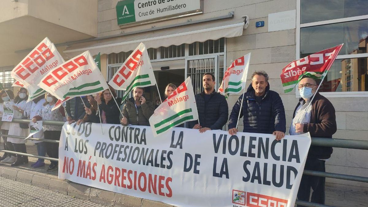 Concentración para condenar la nueva agresión sufrida por el personal sanitario en la Cruz de Humilladero.