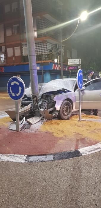 Una conductora borracha se estrella contra una farola en Xirivella en pleno estado de alarma