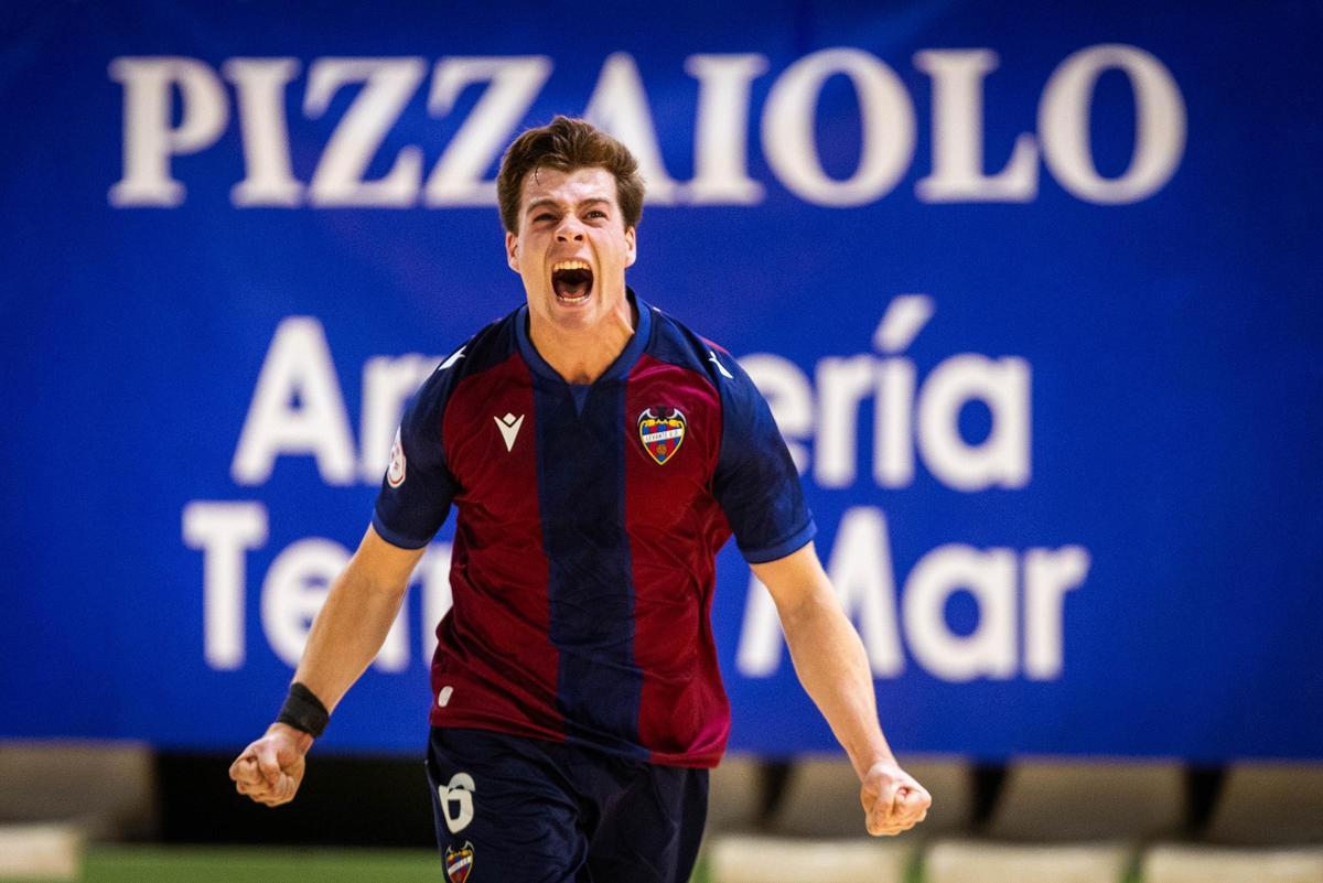 Parreño celebra un gol durante su etapa en el Levante.