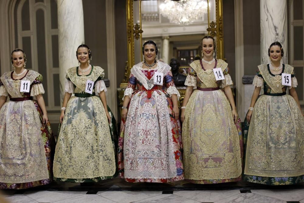 Las aspirantes a fallera mayor conocen el Salón de Cristal