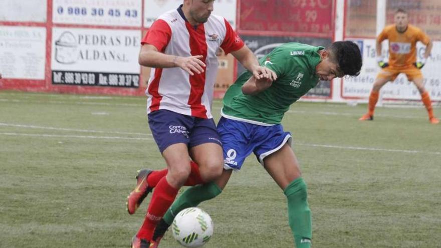 Un jugador del Alondras lucha por un balón durante un partido. // Santos Álvarez