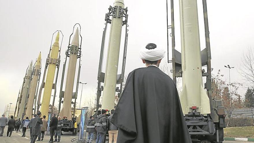 Irán presume de potencia militar en el aniversario del país