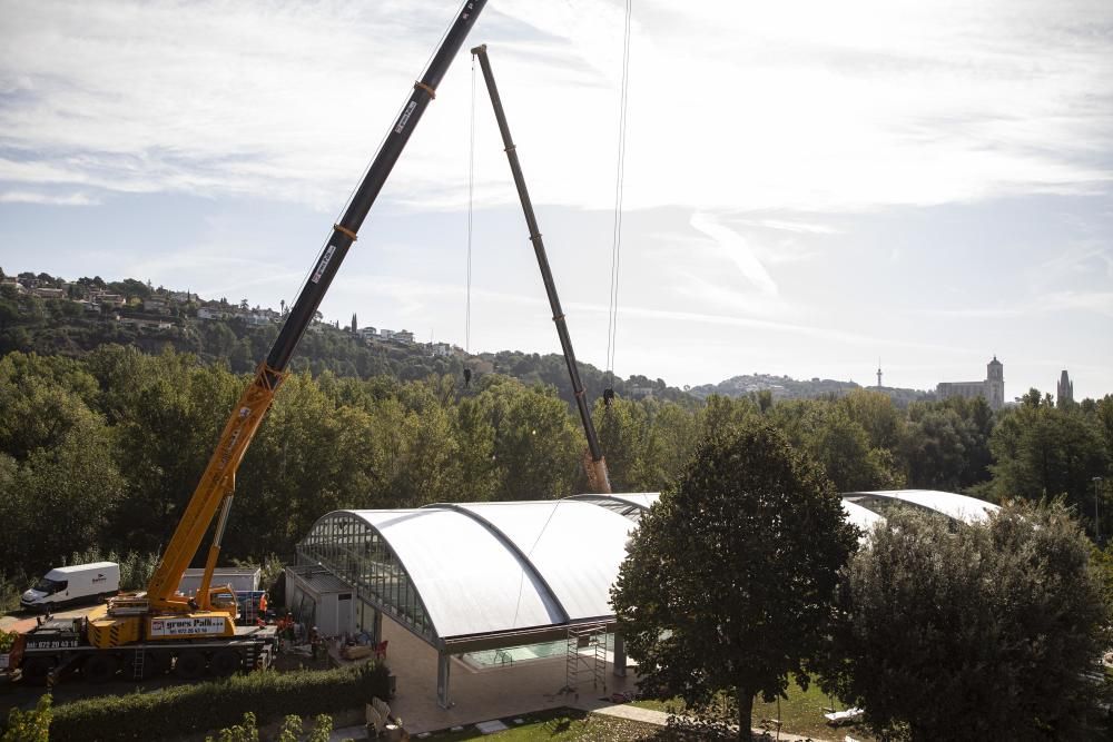 El GEiEG instal·la la nova cúpula de la piscina de 50 metres al complex de Sant Ponç de Girona