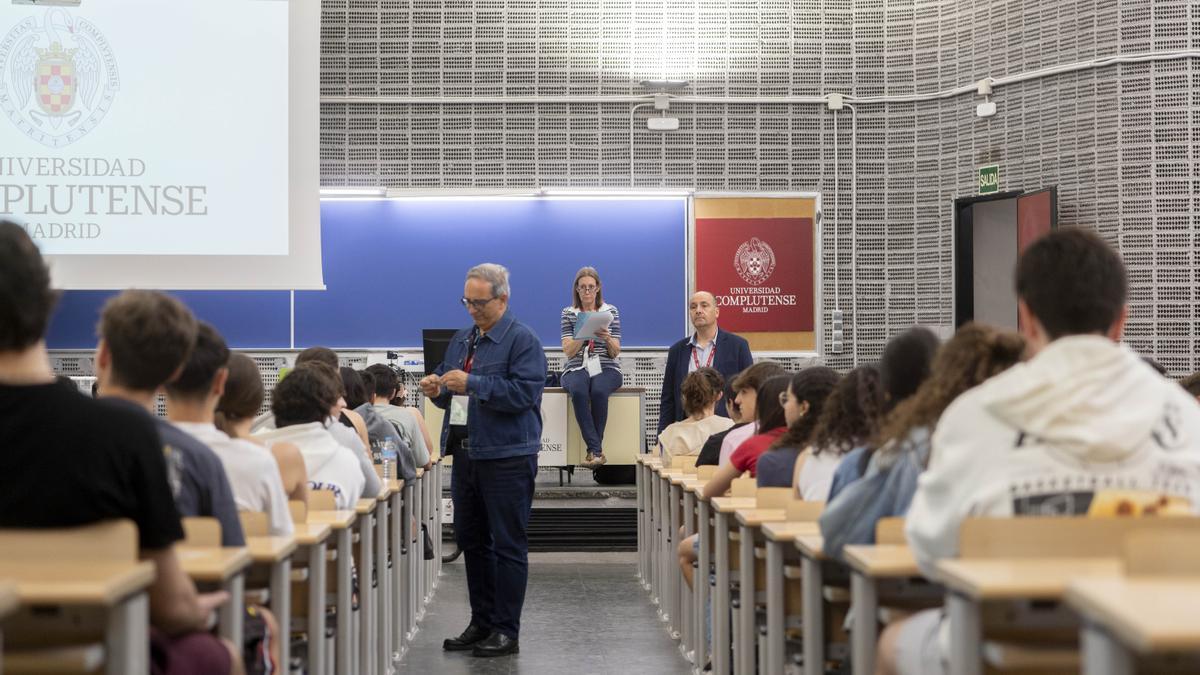Un examinador en un aula junto a los estudiantes, el primer día de la EvAU en la Universidad Complutense de Madrid.