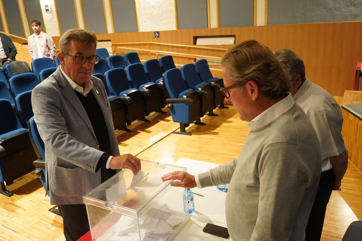 El único candidato vota en el teatro del Seminario