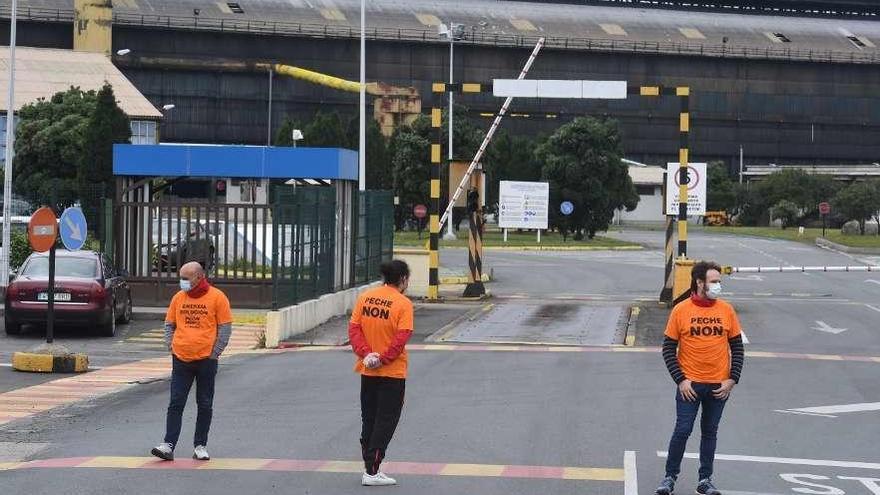 Miembros del comité de empresa de Alu Ibérica, ante la planta de A Coruña.