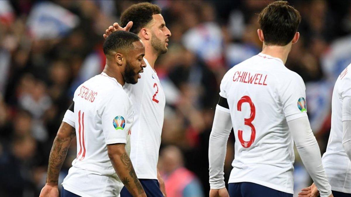 Sterling es felicitado por su compañeros tras marcar su segundo tanto